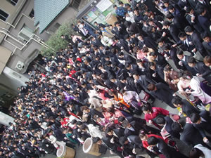 3���ْ���A�w���j���B�r�[�����U��܂����������オ���Ă����B