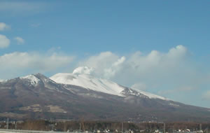 �_�̂悤�ł��āA�W�c�͉ΎR���������肷��