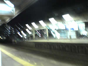 �ߓS���É����]�ˋ��w20�F00����̗l�q�B�u���Ă͂��邪�_�������Ȃ����Ƃ��킩��B