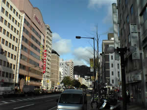 �E��ɏh���z�e����������B�͂邩�������ɂ͘Z�b�R���B