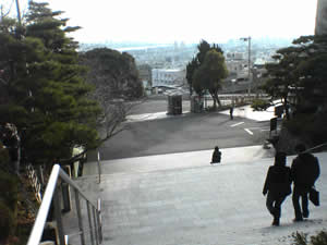 �L�����p�X����͂͂邩�ɐ_�ˍ`��]�߂�