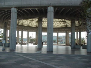 2�N�O�ɍs�������̉w�O�̗l�q�B�I�V�����I�F���Ƃʹׂ��Ⴂ���B