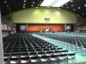 ���T���B���Ɛ��p�̃C�X�����R�ƕ��ׂ��Ă����B