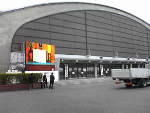 ���O�B��^�X�N���[���̐ݒu���e�X�g�ɃX�^�b�t���������킾�����B