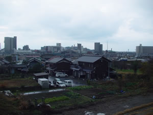 �ʐ^�����A�͂邩�ޕ��ɕF����𒭂߂�i�����񂾂�c�j�B