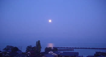 琵琶湖の明け方。湖上に満月と実に幻想的だった。
