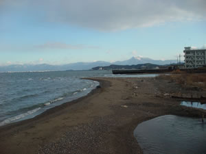 ������ĉE�̎R�͈ɐ��R�B����������Ɍ�����̂͒��l�̊X���݂��BClick to BiG�I