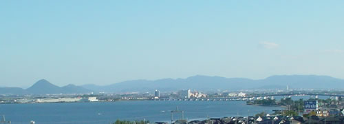 ���얅�q�����W�]�䂩��̔��i�΂̒��߁B���ɋߍ]�x�m�A�E�ɔ��i�Α勴��]�ށB