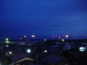 湖上にはたくさんの屋形船や遊覧船が集まってきていますた。Click to Big.