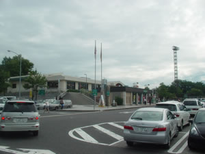 恵那峡SA（上）の様子。平日なれど高速千円期間なだけあって混雑していた。