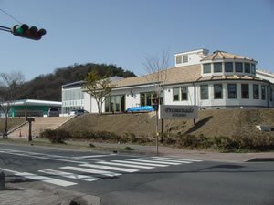 ���Ƃ��Ƌ󂫒n�������ꏊ�B���ɂ͎��ꌧ���̑䏊�A�t�����h�}�[�g��������B